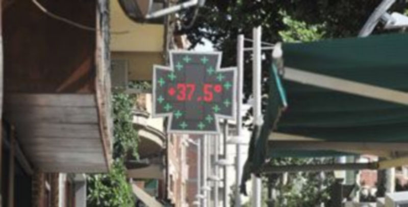 Un termómetro marca 37