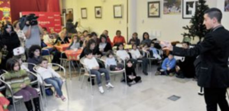 Un momento de la actuación del ilusionista Iván Asenjo