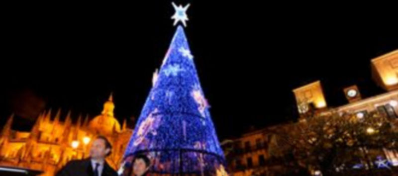 La calle Gobernador Fernández Jimenez ya iluminada./Kamarero