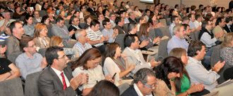 El auditorio se llenó de profesionales del sector que participaron activamente en las ponencias del encuentro. / Kamarero