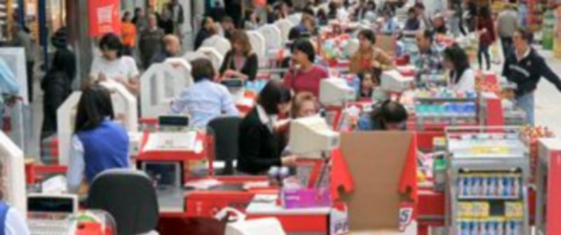 Los consumidores piensan que su economía seguirá igual en el futuro. / A. C.