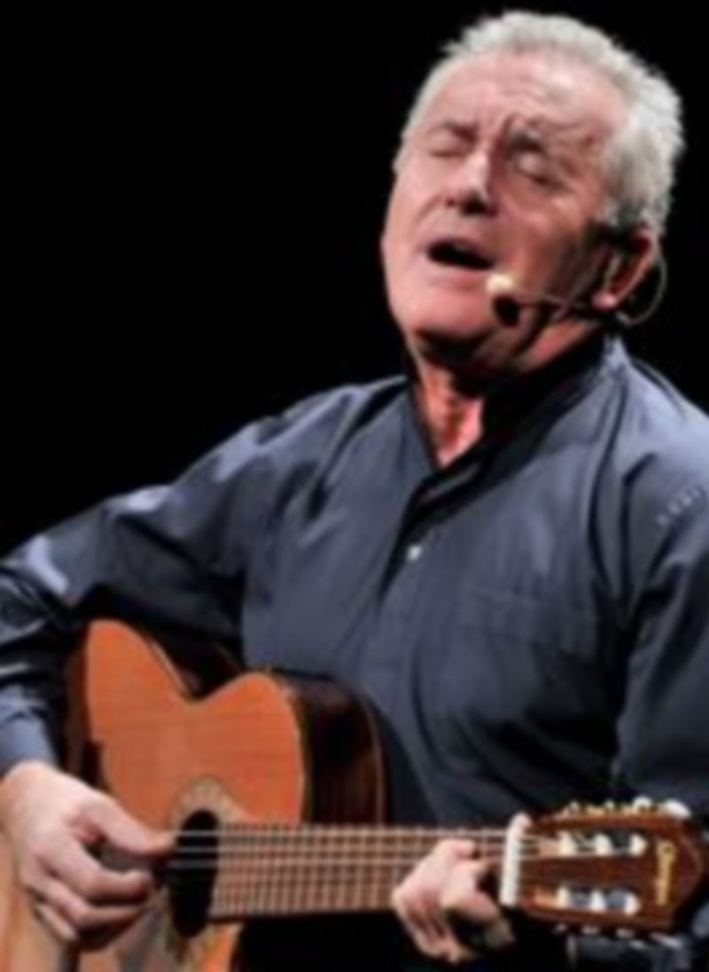 El cantautor Víctor Manuel