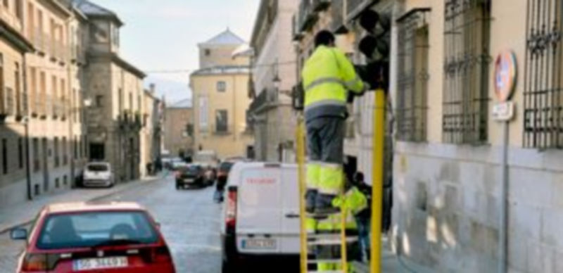 Varios operarios instalaron ayer el semáforo que regulará el tráfico durante los próximos meses en San Agustín. / Kamarero