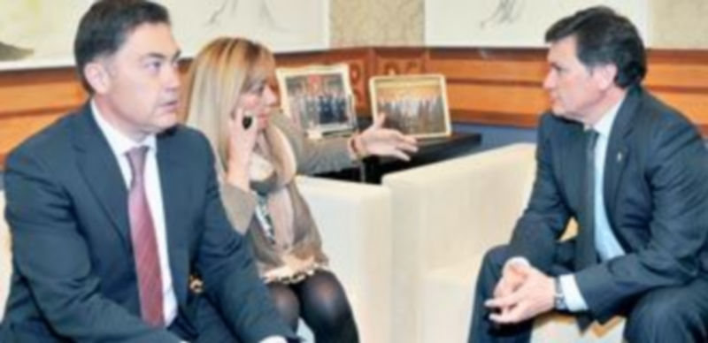 Isabel Carrasco (centro) y un miembro de su equipo (izq.)