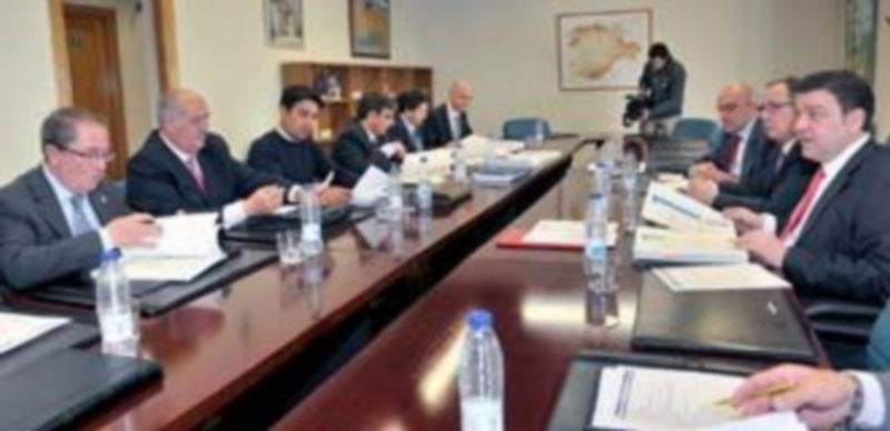 El grupo de trabajo formado para definir las competencias de municipios y distritos de interés comunitario mantuvo ayer en la Delegación de la Junta su encuentro. / K.