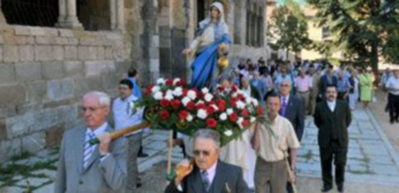 La patrona Santa Marta recorrió las calles segovianas en los hombros de los miembros de la Asociación de Camareros. / K.