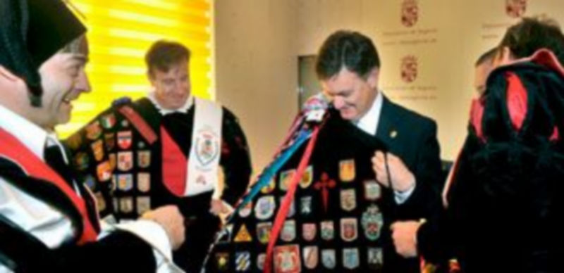 Los tunos de Segovia muestran una de sus capas al presidente de la Diputación. / Kamarero