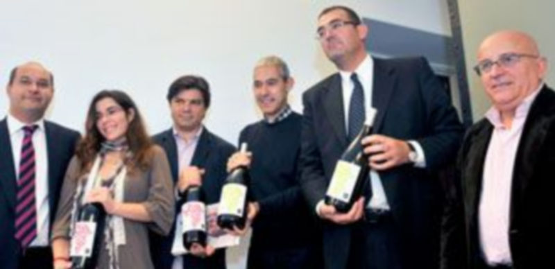 El vino se viste de diseño para ser solidario 1 Promotores y participantes en el proyecto solidario posan con los vinos C2C que llevan las etiquetas de Carolina Alcalá. / K.