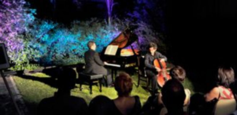 Los artistas Pablo de Naverán y Manuel Tévar durante su actuación en el jardín del museo. / Kamarero
