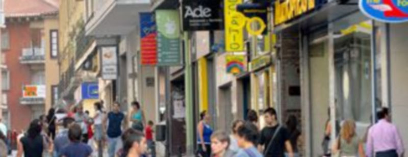 Zona de servicios de la capital segoviana. El área comercial es predominante en la oferta de empleo cualificada. / Kamarero