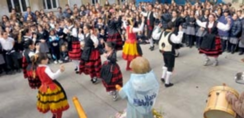 Los alumnos del centro danzaron ante la imagen de la virgen en el patio del colegio. / Kamarero