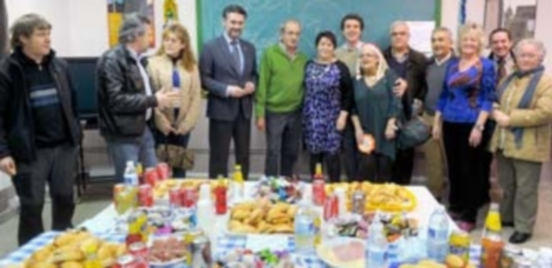 Educación e información, claves en la prevención del alcoholismo 1 El presidente (5d.) y miembros de la Asociación junto a Clara Luquero