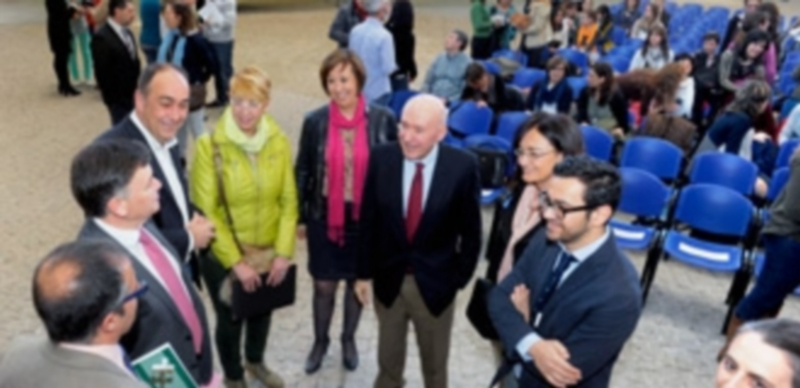 Echeburúa: «Hay casos en los que la violencia es un estilo personal de vida» 1 Las autoridades conversan con Enrique Echeburúa antes de la inauguración de las jornadas de sobre violencia. / KAMARERO