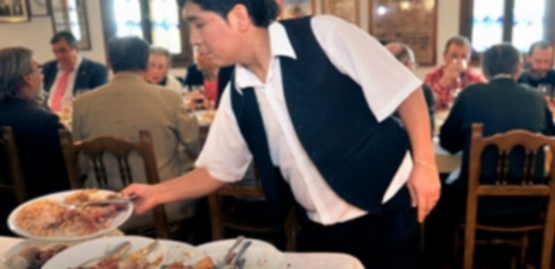 El sector de la hostelería es el que acoge más trabajadores extranjeros en toda la Comunidad. / Kamarero