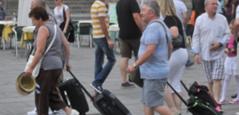 La mayor parte de los turistas llegados a la ciudad procede de Madrid. / Kamarero