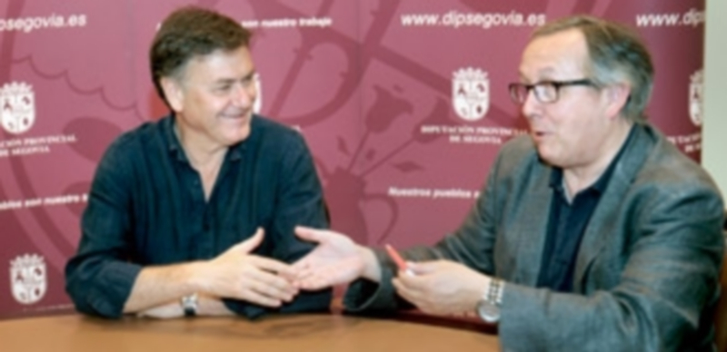 Francisco Vázquez y López Escobar estrechan sus manos tras la firma del acuerdo de cesión. / El Adelantado