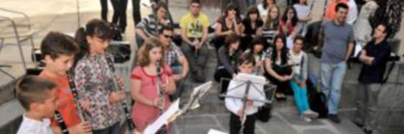 Un grupo de alumnos del Conservatorio actuando en la Calle Real el pasado año. El “paseo musical” se repetirá este mes./Kamarero