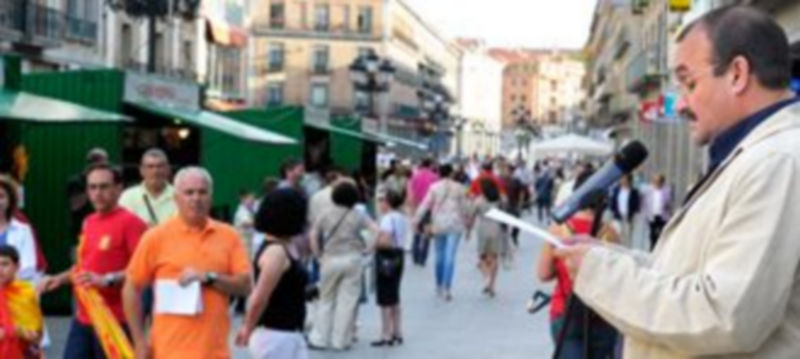 El historiador segoviano Francisco Javier Mosácula pronunció ayer el pregón de la Feria del Libro de Segovia. / Kamarero