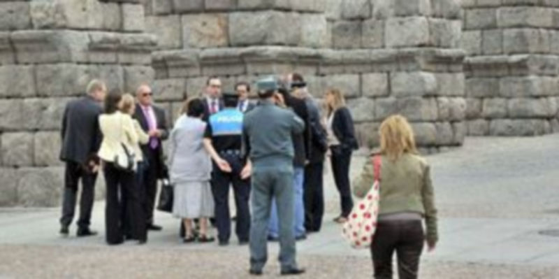 Los responsables de seguridad y las autoridades locales visitaron sobre el terreno las ubicaciones de los escenarios./Kamarero