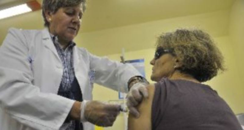 Los ciudadanos pueden aún solicitar la administración de la vacuna antigripal en sus centros de salud. / Kamarero