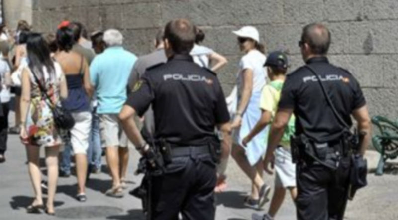 Dos agentes de la Policía Nacional patrullan por una de las calles de Segovia