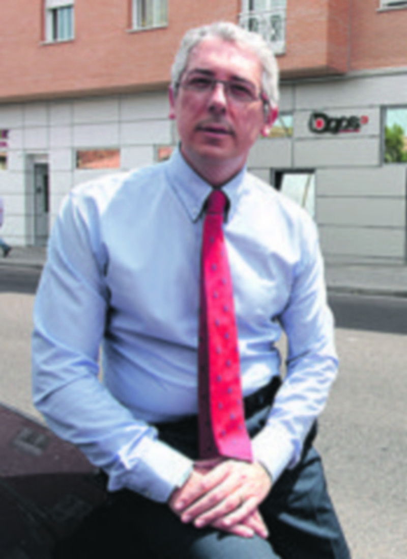 Ángel Luis de Andrés frente a tres de sus empresas