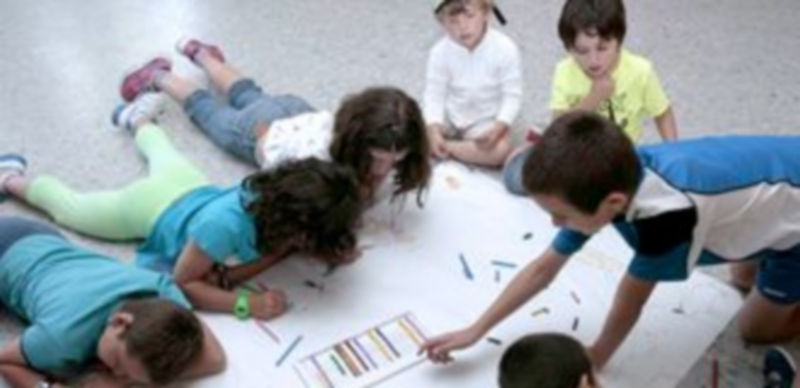 Niños disfrutando de las actividades lúdicas programadas por la Junta. / Lara Mazagatos