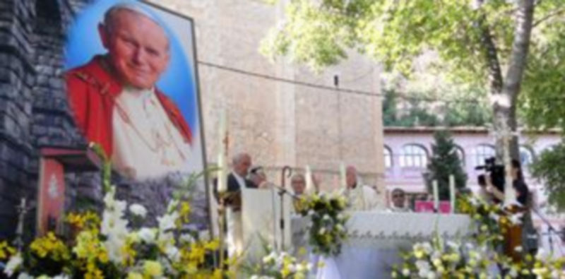 Segovia homenajea en La Fuencisla al beato Juan Pablo II 1 Una gran foto del Papa