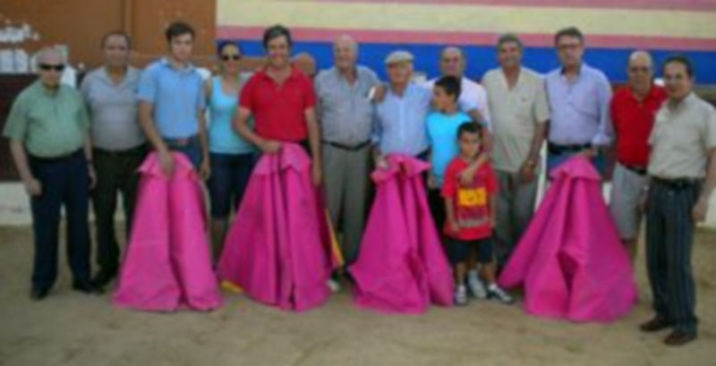 Los toreros junto a un grupo de asistentes al tentadero de Las Contentas. / P.P