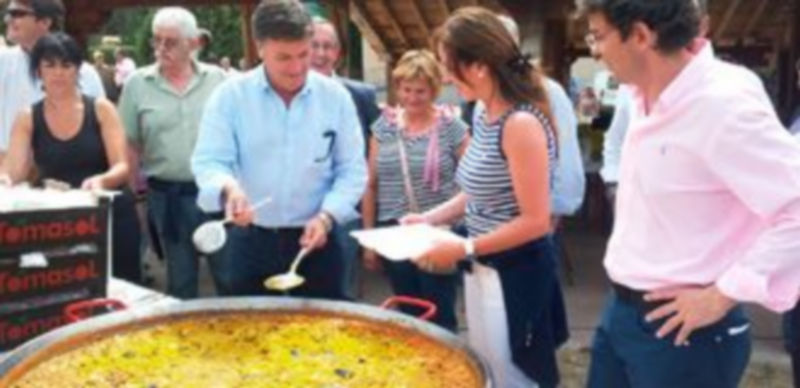 El presidente del partido y la consejera de Agricultura se disponen a repartir la paella que ayer degustaron unas 400 personas en El Bardal. / EL ADELANTADO