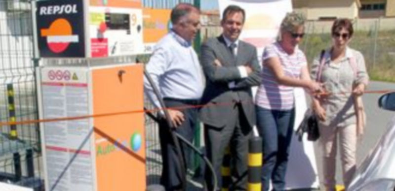 Un momento de la inauguración oficial de la primera estación suministradora de autogás de la provincia de Segovia. / E. A.