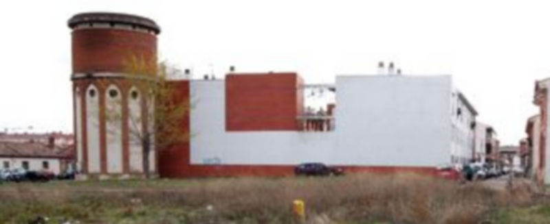 El depósito de agua es un edificio emblemático del barrio de San Gil. / Gabriel Gómez