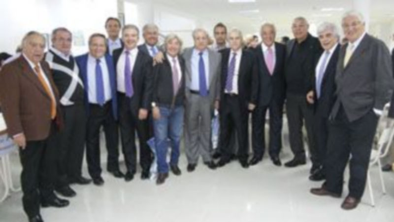 Representantes del mundo de la empresa y del deporte posan con Juan Yagüe