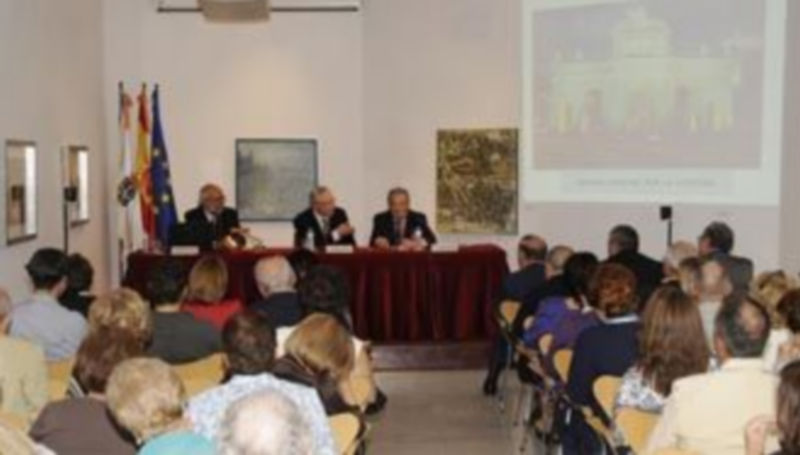El profesor Jara Albarrán durante la conferencia. / El Adelantado.