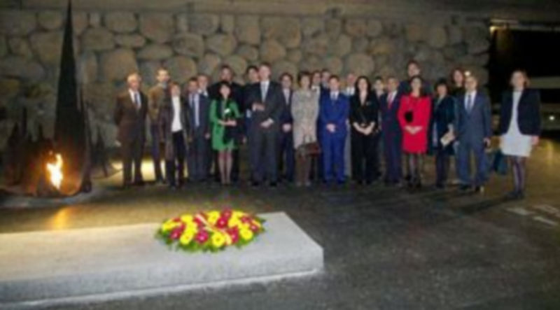 Ofrenda floral en el Museo Memorial del Holocausto. / El Adelantado