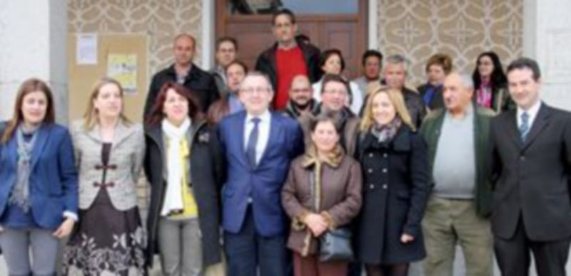 El delegado territorial posa con los alcaldes asistentes a la reunión celebrada en Cantimpalos. / El Adelantado