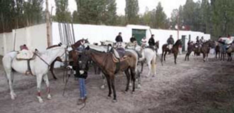 Caballistas a las puertas de los corrales antes de la suelta./ Gabriel Gómez