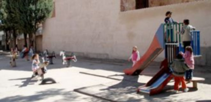 Unos niños jugando en el patio escolar del centro San Juan Bautista