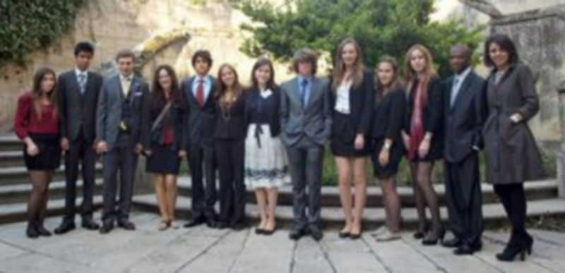 Los alumnos del Consejo Asesor Junior posan a la entrada del Campus de Santa Cruz la Real. / El Adelantado