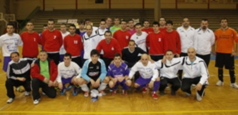 Éxito del triangular de fútbol-sala organizado por el Rácing Cuéllar 1 Jugadores de la categoría senior tras disputar el triangular./ Gabriel Gómez