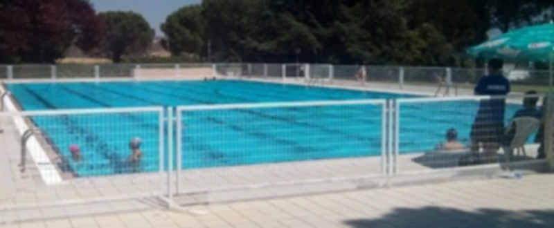 Senovilla afirma que la piscina ha pasado los controles sanitarios.  / C.N.