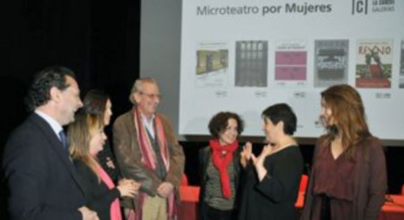 Los autores y actrices del ciclo conversan con el alcalde y la concejala de Cultura antes de la presentación. / Juan Martín