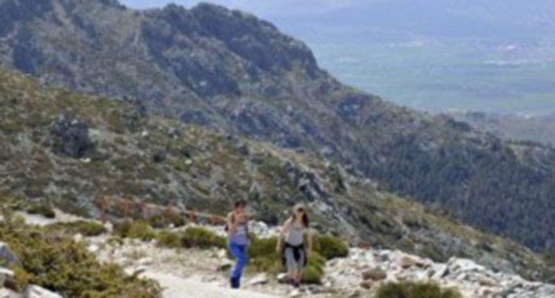 Dos mujeres ascendiendo a la Boda del Mundo