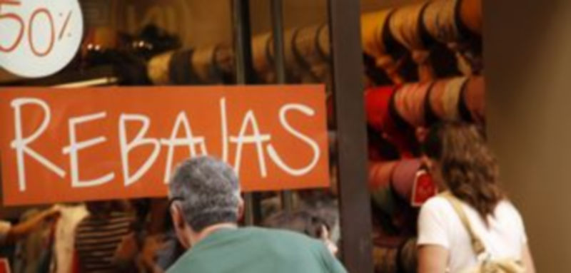 La campaña de rebajas que comenzó ayer dura hasta el 31 de agosto./ D. de Miguel