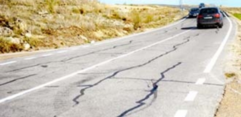 La carretera del antiguo vertedero del Peñigoso presentaba grietas en el firme. /K.