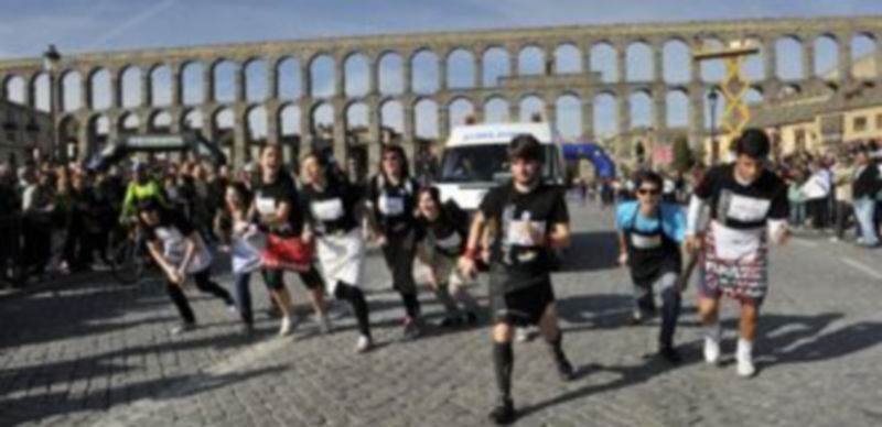 Los alumnos de la UVa dieron muestra de humor e ingenio en la Media Maratón para anunciar Publicatessen. / Juan Martín