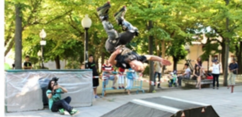 Patines y tablas “grindaron” la música 1 Público de todas las edades se acercó hasta los paseos de San Francisco para ver los espectaculares saltos y trucos de los patinadores./ Chantal Núñez