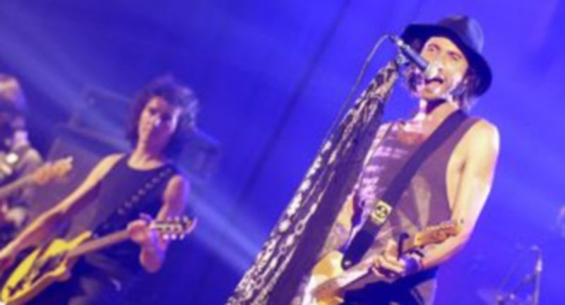 El público incondicional del grupo que llenó en la noche del sábado el Frontón Segovia pudo disfrutar de las canciones del último trabajo “Aviones” / Alberto Benavente