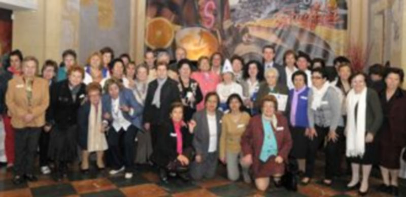 Foto de grupo de las participantes con el jurado. / ALBERTO BENAVENTE