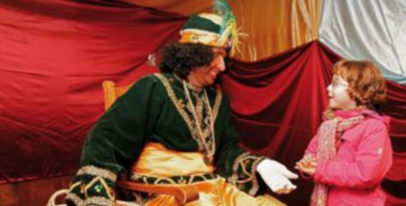 El Cartero Real recogió en el salón de plenos del Ayuntamiento las cartas de los niños de la comarca. / Gabriel Gómez